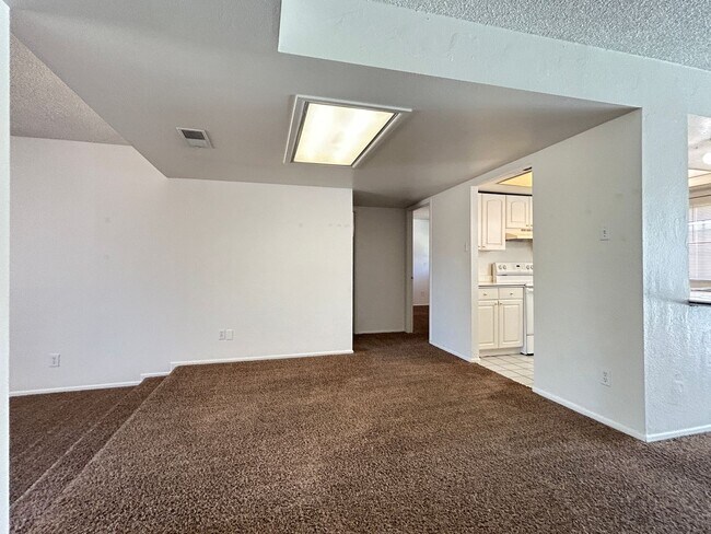 Building Photo - 4 BEDROOM HOME WITH PRIVATE POOL