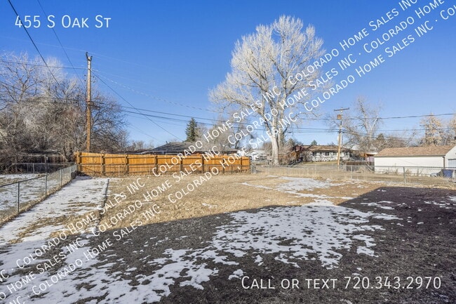 Building Photo - 455 S Oak St