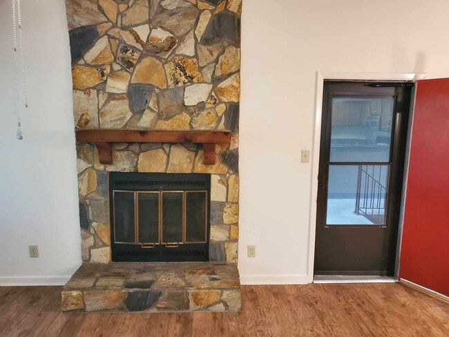 Building Photo - 2 Bedroom, 2 Bath Apartment