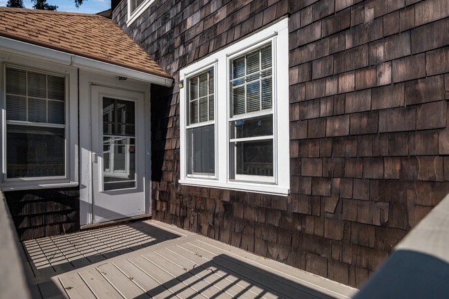 Building Photo - 18 Graves Ave