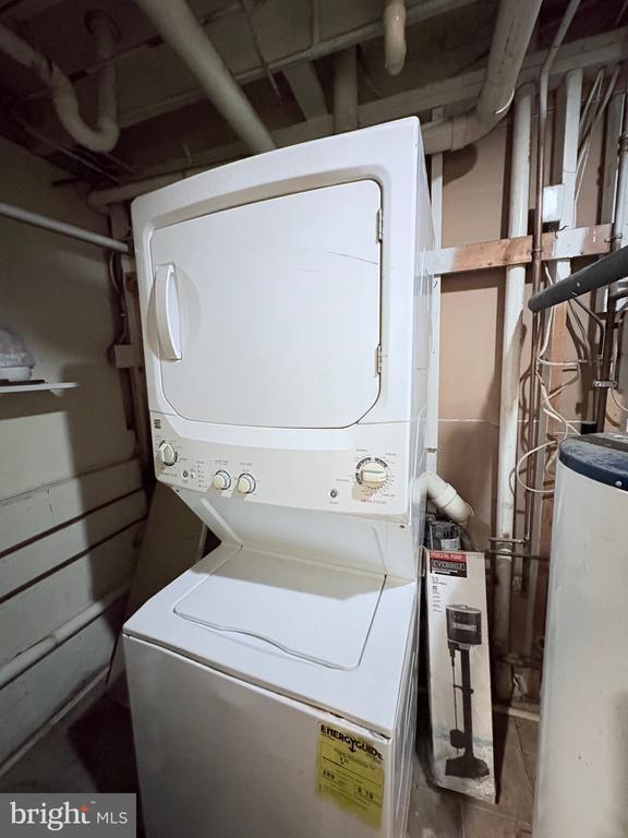 Building Photo - 2000 English Oak Ct