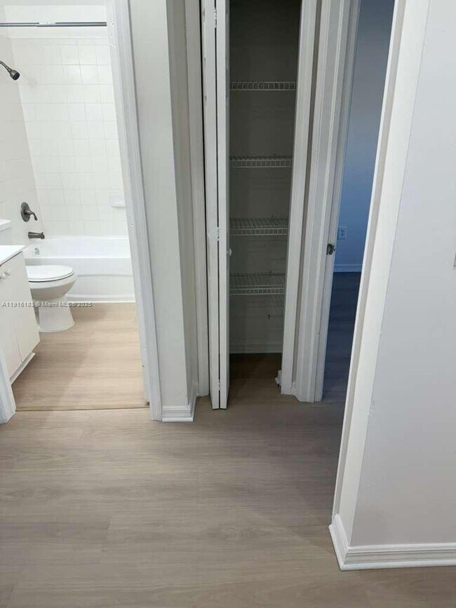 Building Photo - 1300 SE 31st Ct