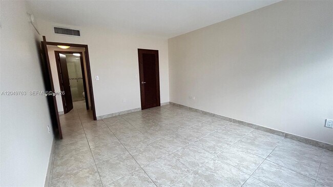Building Photo - 2899 Collins Ave