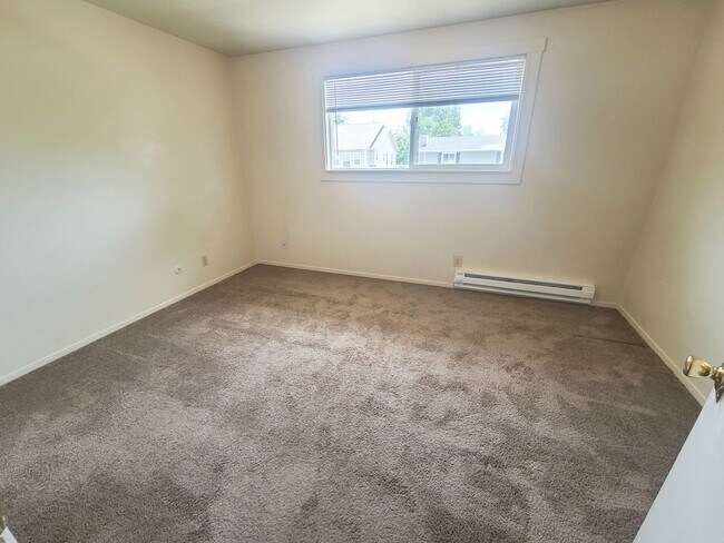 Building Photo - 2 bed 1 bath two-story townhome neat Whitewater Park in Boise!