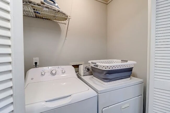 Building Photo - 2BD/2BA Town Home Mount Pleasant Fully Furnished - Available May 1st, 2026 LEASE TERM NEGOTIABLE