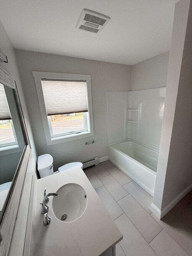 Building Photo - 959 W River Rd