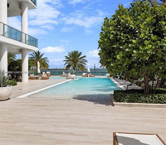 Building Photo - 2900 NE 7th Ave