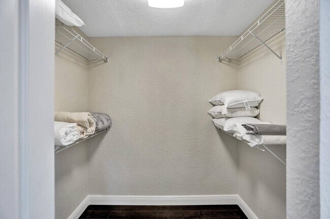 Building Photo - 2600 NE 52nd Ct