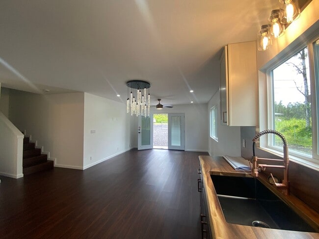 Building Photo - 3BR/2BA Two-Story Home in Ainaloa – Pet Friendly!