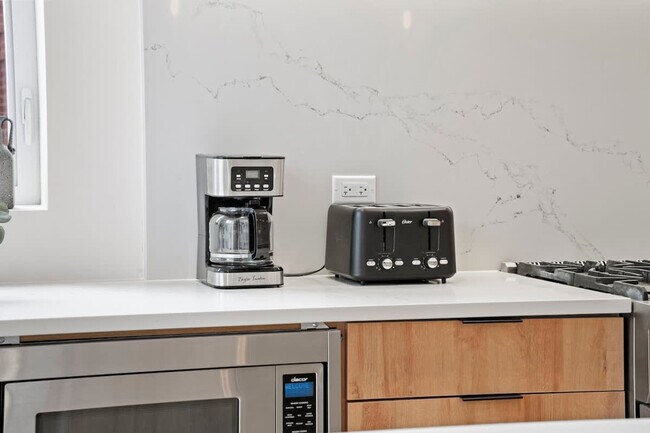 Building Photo - 2110 W Washington Blvd