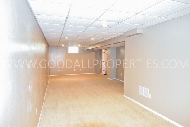 Building Photo - 3 Bedroom Home in West Des Moines