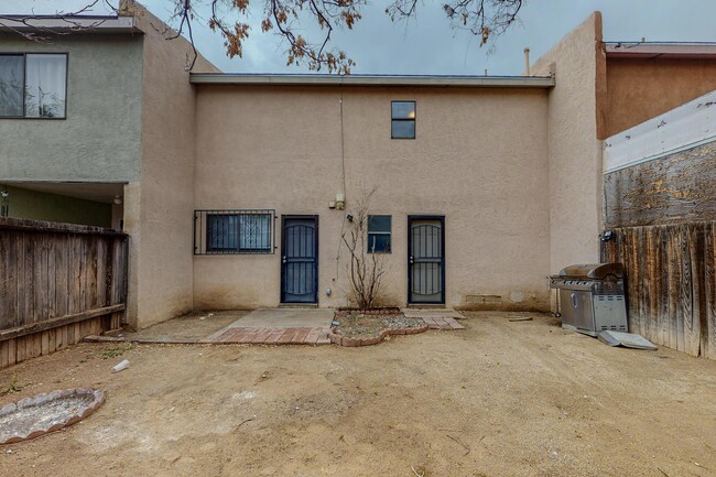 Building Photo - 208 Shawnee Ct SE