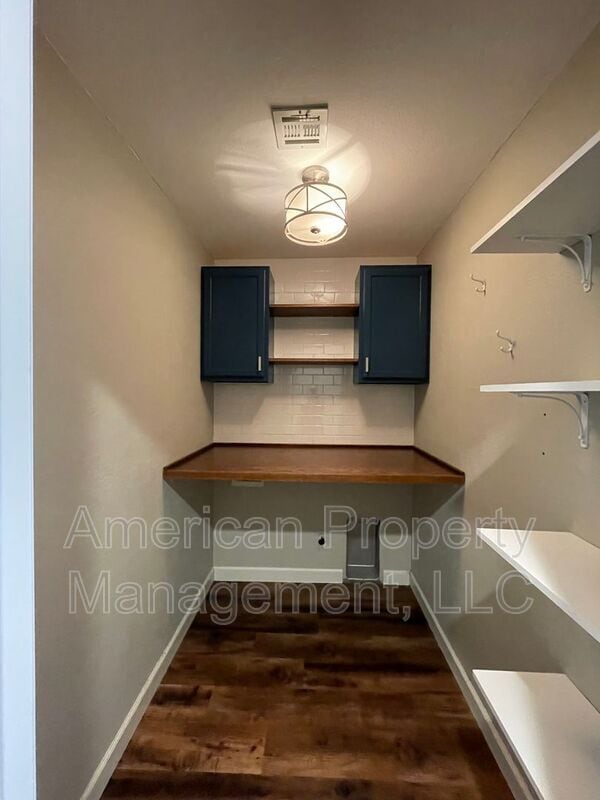 Building Photo - 5512 Columbia Ct