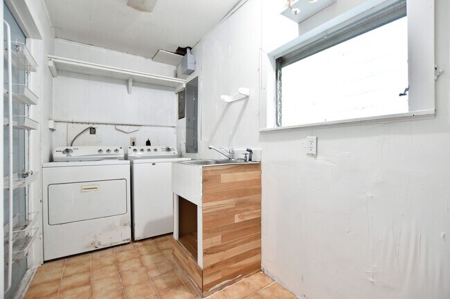Building Photo - 3530 NW 34th Pl
