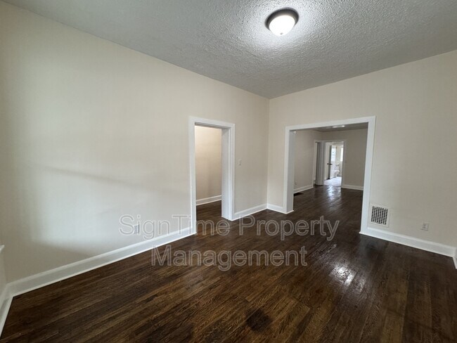 Building Photo - 836 W Washington St