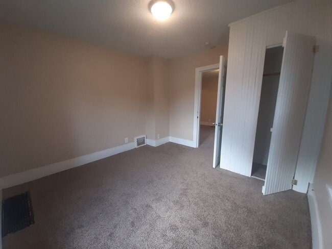 Building Photo - 3 Bedroom, 1 Bathroom home with new kitchen!