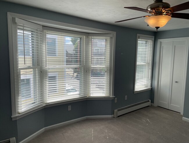 Building Photo - Spacious Townhouse - with parking!