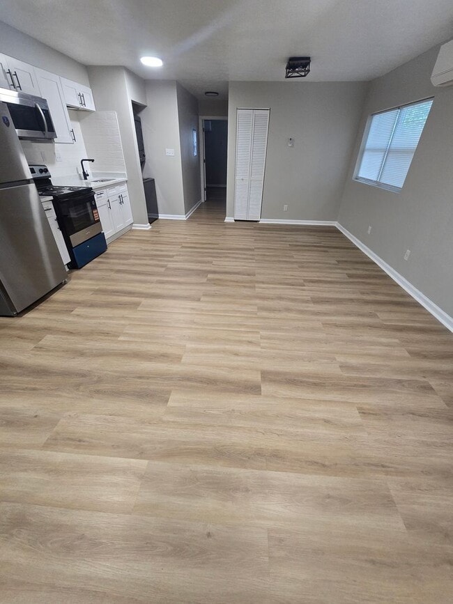 Building Photo - Welcome Home to Bellagio South Living: Where Comfort Meets Convenience