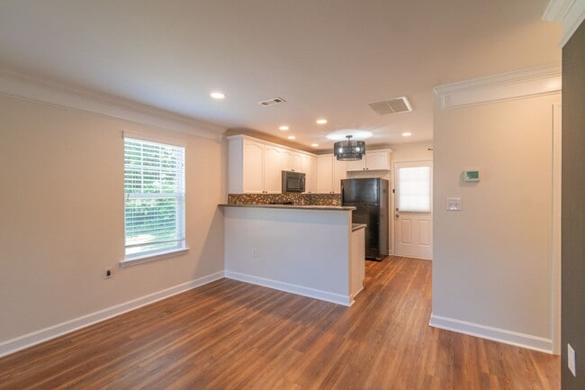 Building Photo - Charming End-Unit Townhome with Prime Loca...