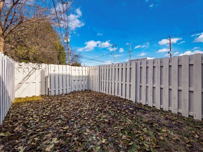 Building Photo - 421 E Mithoff St