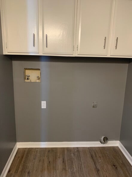 Washer and dryer hook ups on main level - 14011 Dunbar Ct