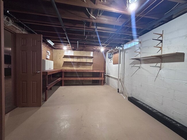 Building Photo - Spacious 4-Bedroom Home