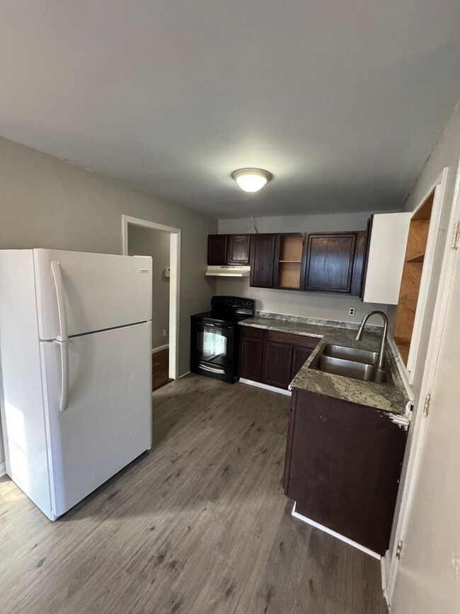 Building Photo - 3BR/1BA Northport