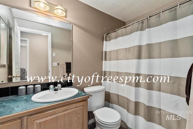 Building Photo - Fantastic 4 bed 2 Bath, 3 Car Garage with ...