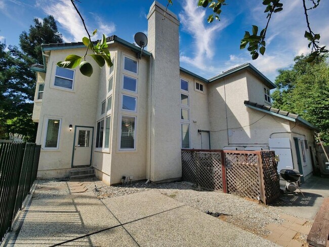 Building Photo - 3500 Crownridge Dr