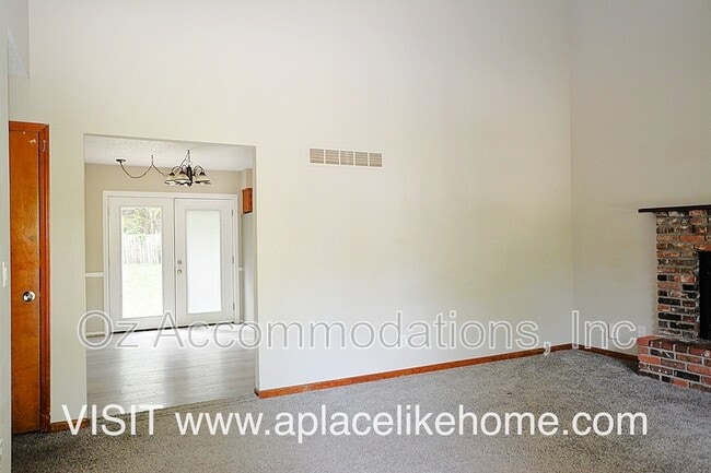 Building Photo - 8503 Sarah Ln