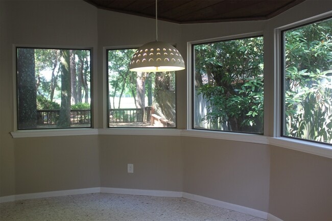 Building Photo - 3126 E Lake Cres Dr