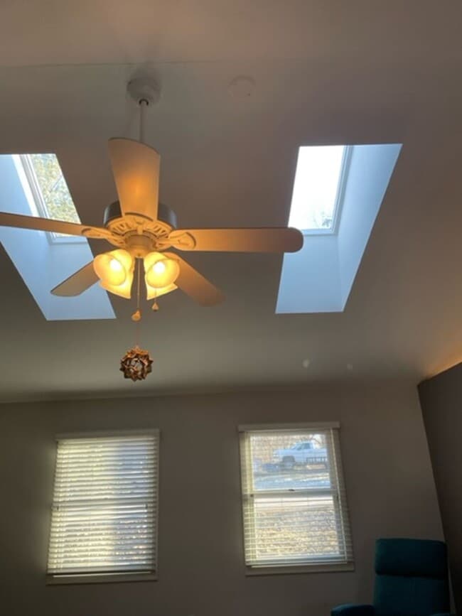 Building Photo - 4 bed/3bath-University Elementary School/I...