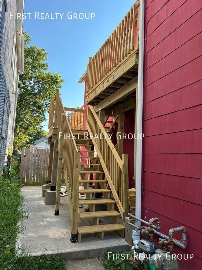 Building Photo - 532 1/2 Montgomery Avenue-