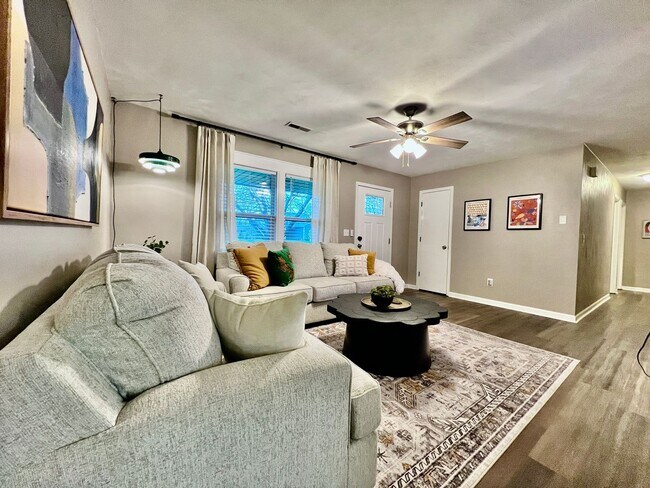 Building Photo - 3 BDR Ranch w/ Fenced yard, laundry, garage + more