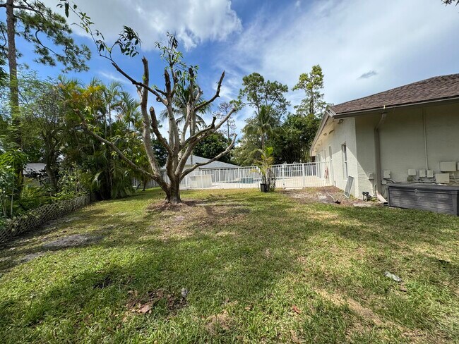 Building Photo - 969 Meadow Ave