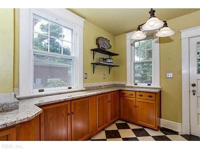 Building Photo - LARCHMONT