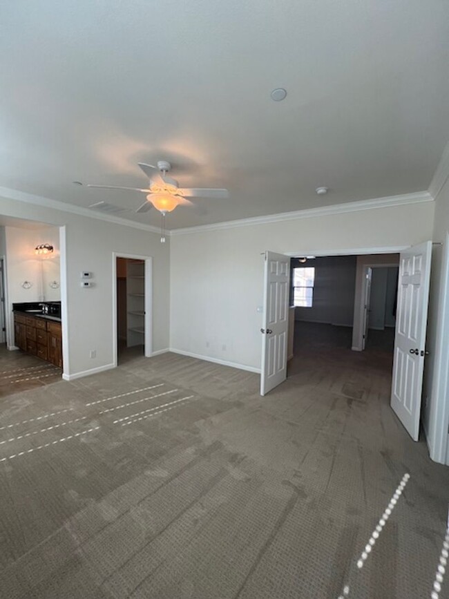 Building Photo - 4 Bedroom Home in Gated Community With Sho...