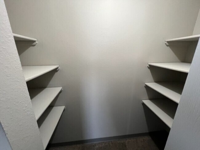 Building Photo - 2Bed DOWNTOWN!!