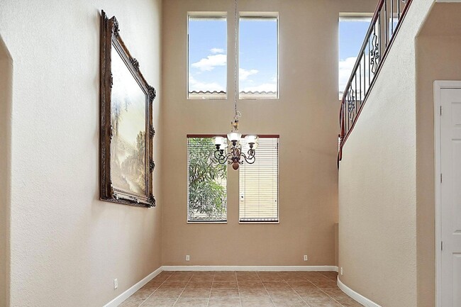 Building Photo - 748 Cresta Cir
