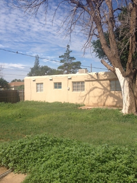 Building Photo - CORNER LOT- HAS FIREPLACE AND A DEN