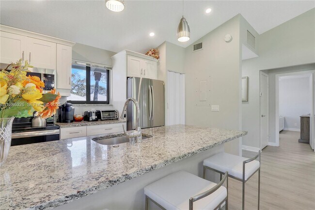 Building Photo - 105 Club Dr