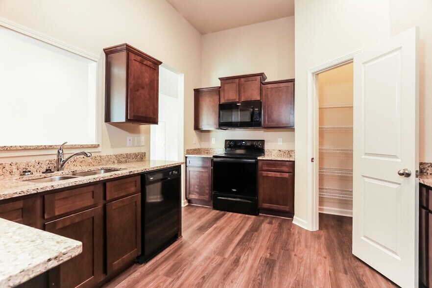 Building Photo - 325 Clover Cir