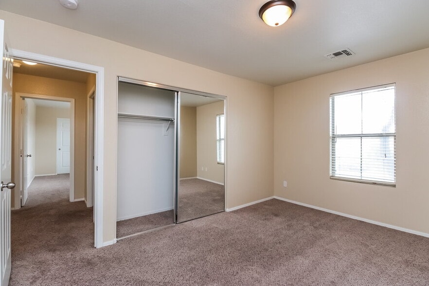 Building Photo - 2714 S Sailors Way