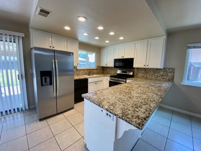 Building Photo - Single story home, large backyard, close t...