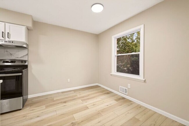 Building Photo - 14 Elm St