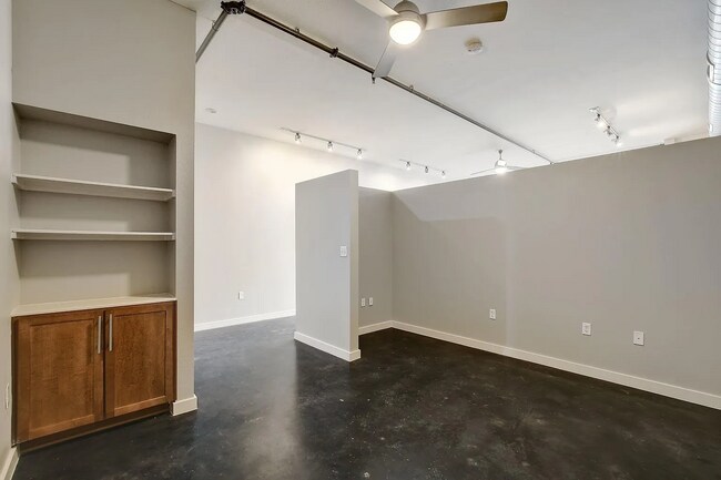 Building Photo - 1601 E Cesar Chavez St