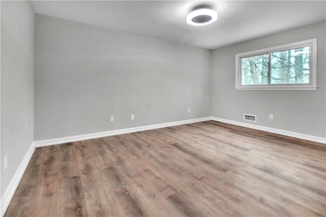 Building Photo - 4497 Glenforest Dr NE