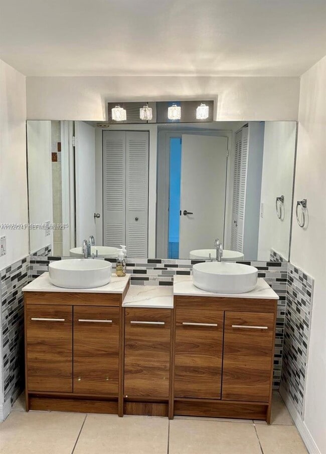 Building Photo - 100 Bayview Dr