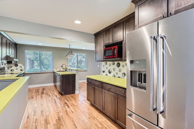 Building Photo - 4 Bed, 2 Bath Duplex in East Colfax – Brig...