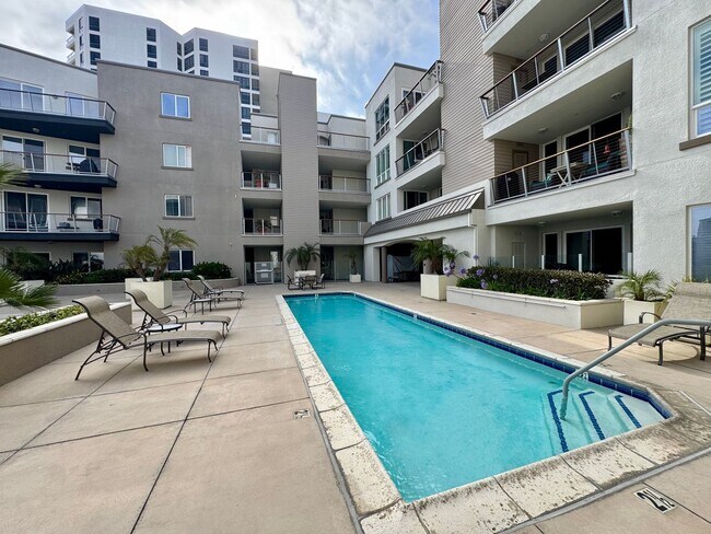 Building Photo - Gorgeous 3 Bed, 2 Bath Unit with Ocean Views